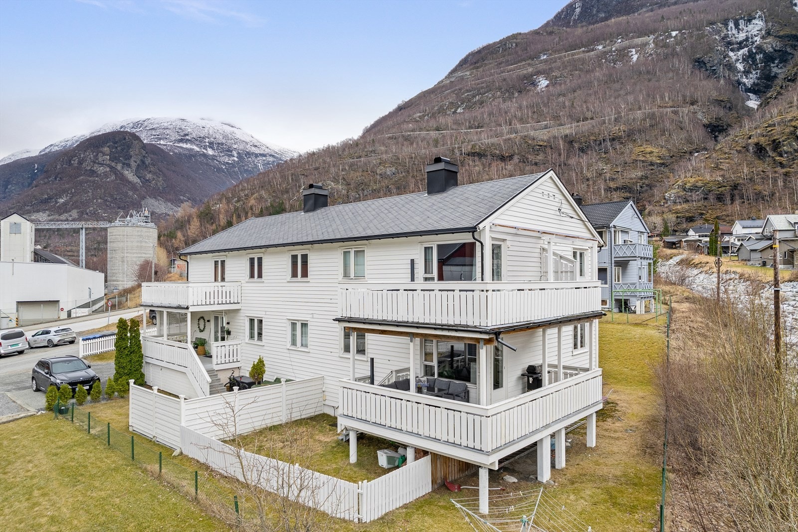 Eigedomen har ein flott beliggenheit i eit veletablert og populært bustadområde kalla "Røti" i Øvre Årdal. Her bur ein i eit trygt, barnevennleg og skjerma bustadområde utan form for gjennomgangstrafikk. Galleribilde