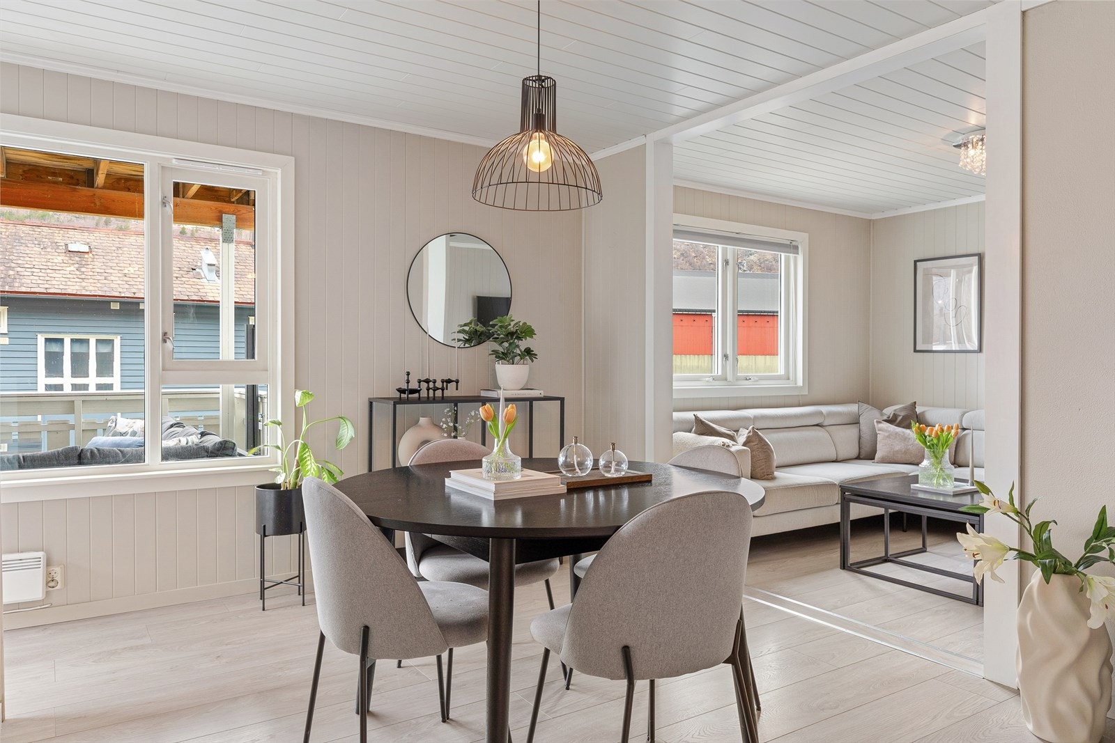 Lys og innbydande stove med store vindauge som gir rikele med naturlig lys. Perfekt for hyggelege samlingar. Galleribilde