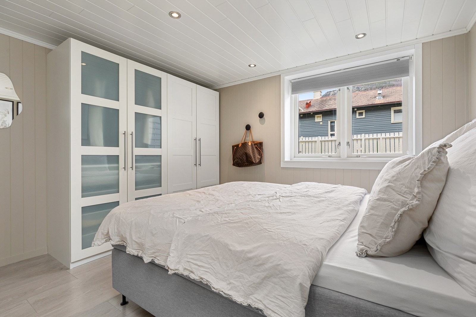 Rommet har også downlights i tak og lune fargar på veggar. Galleribilde