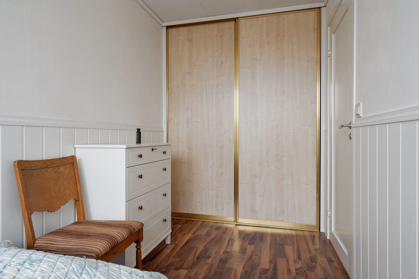 Skyvedørs garderobe på soverom. Galleribilde