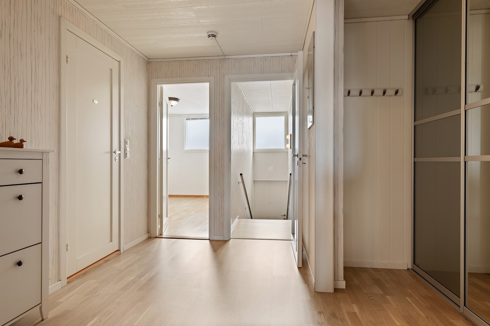 Romslig gang med skyvedørs garderobe. Galleribilde