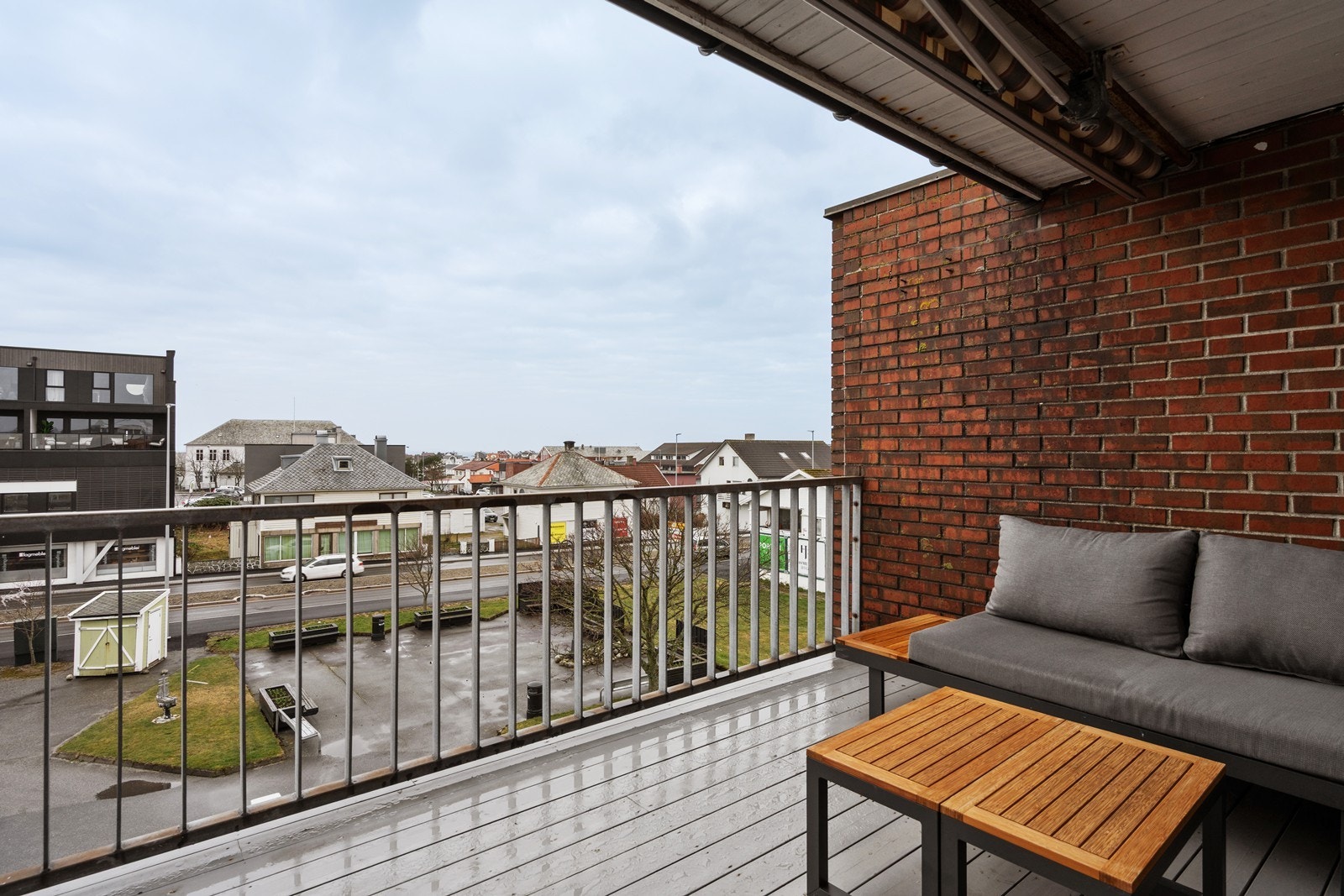 Terrasse med utsikt ned til torget. Galleribilde
