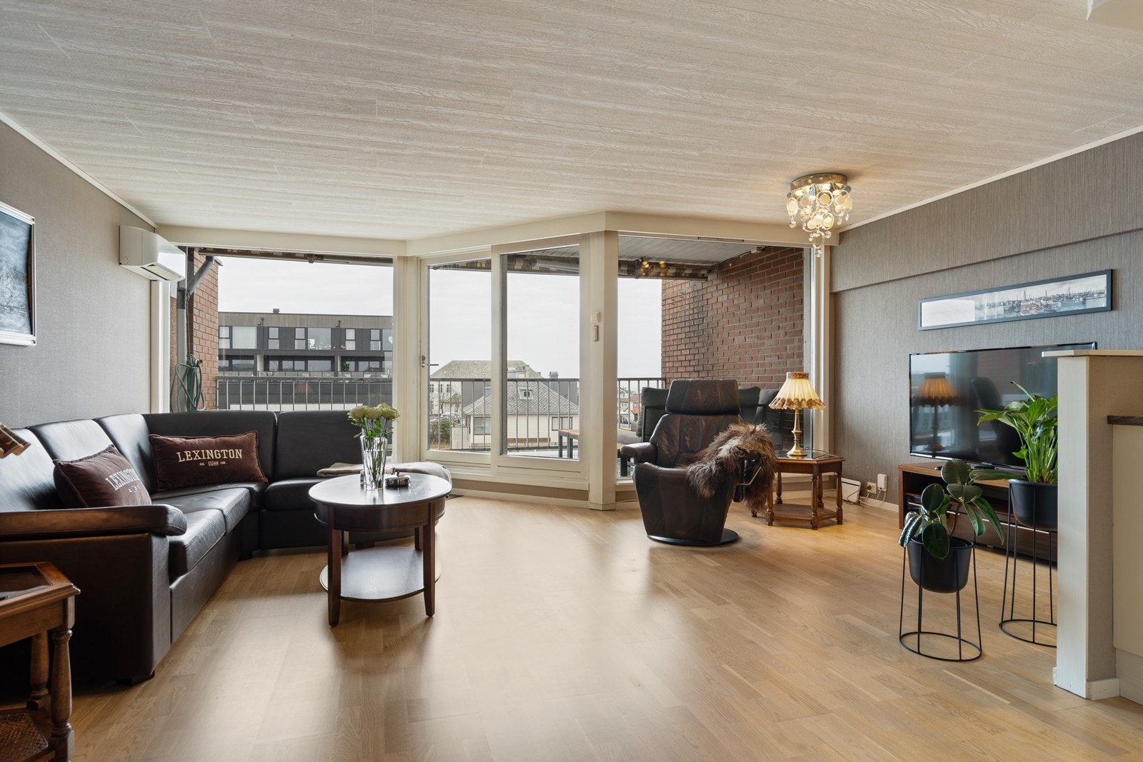 Romslig stue med store vinduer. Galleribilde