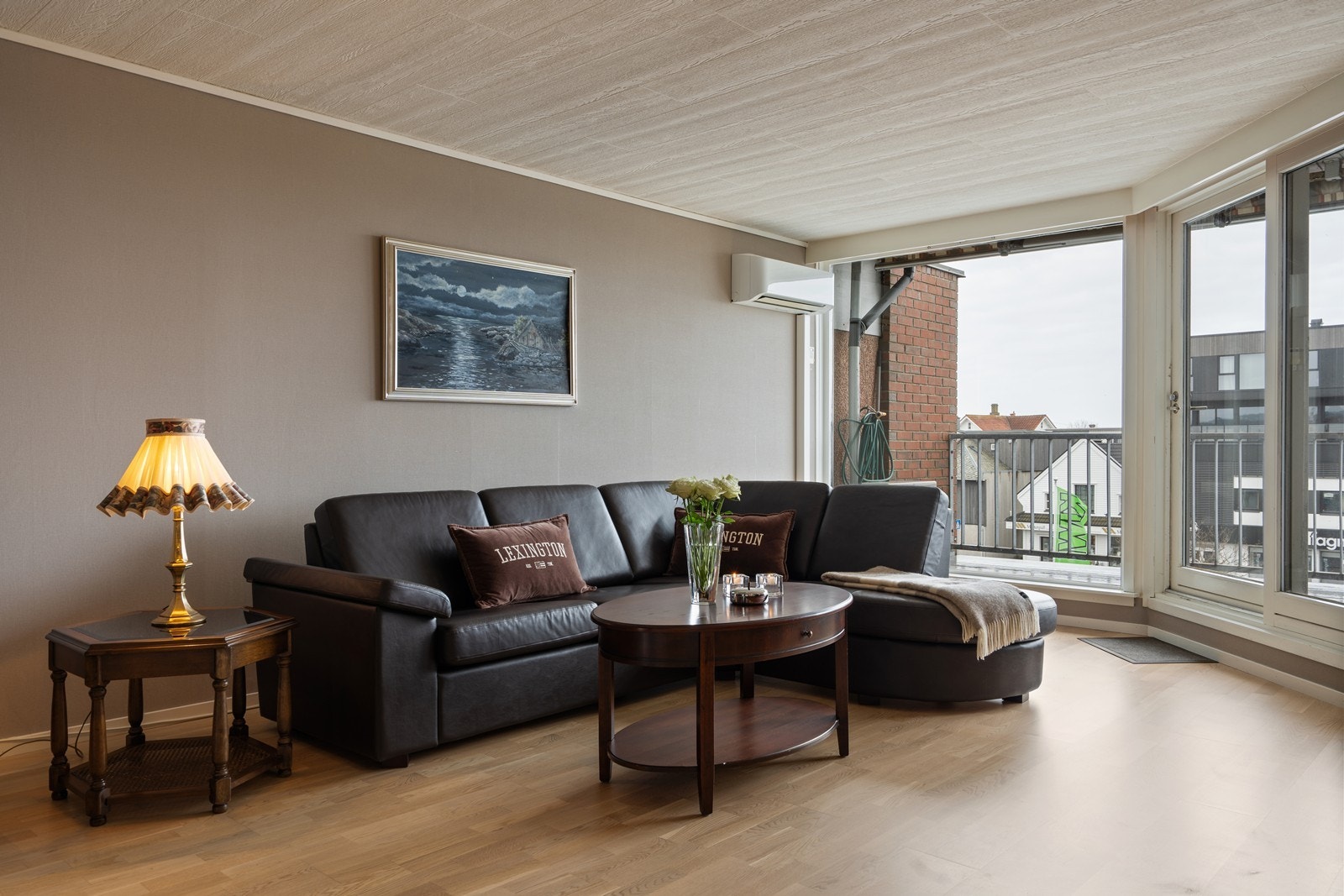 Store vinduer i stuen som gir godt med dagslys. Galleribilde