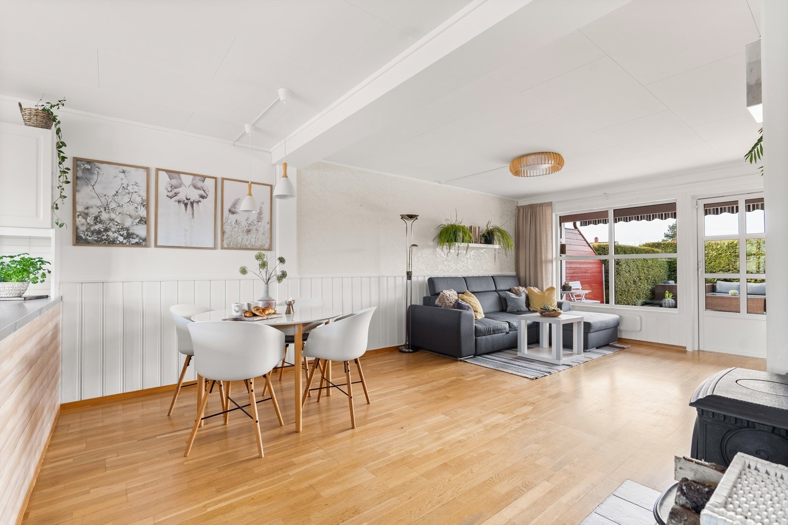 Innbydende, lys og pen stue i åpen løsning mot kjøkkenet fyller store deler av arealet i første etasje. Galleribilde