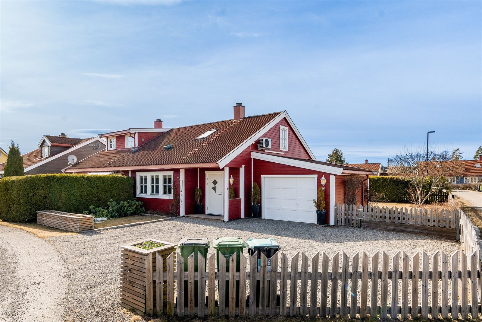 Boligen har garasjeplass med bod i bakkant Galleribilde