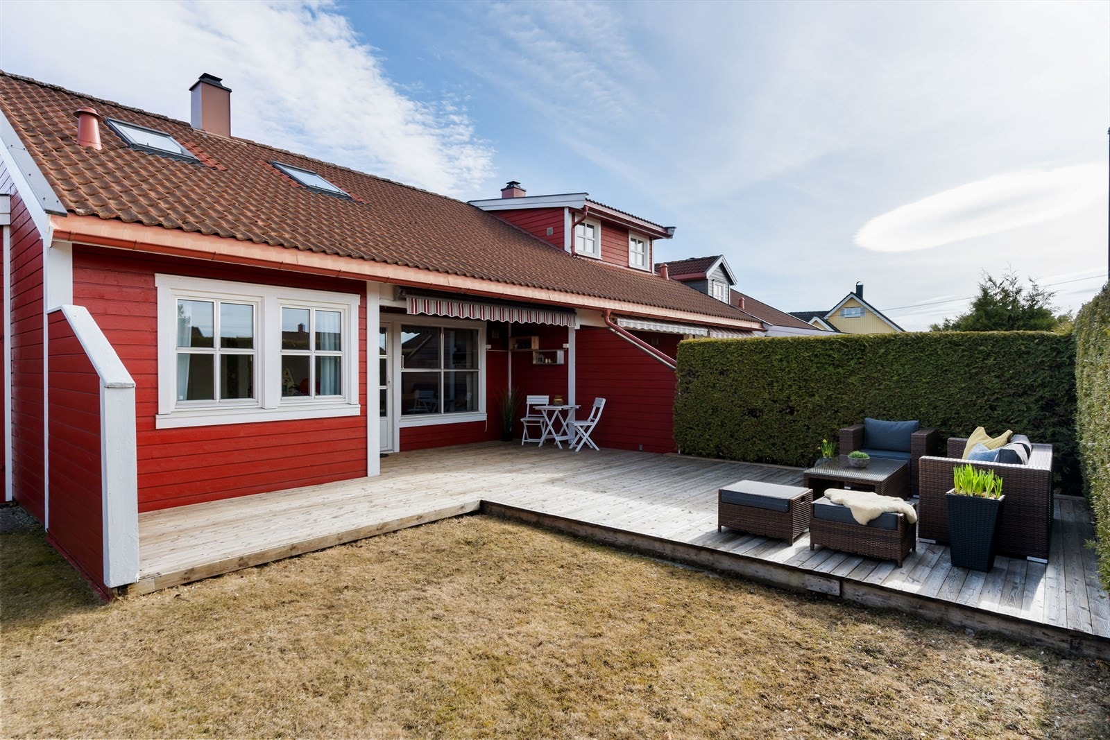 Flott skjermet uteplass med stor platting på 38m², utebelysning og solrik hage. Galleribilde