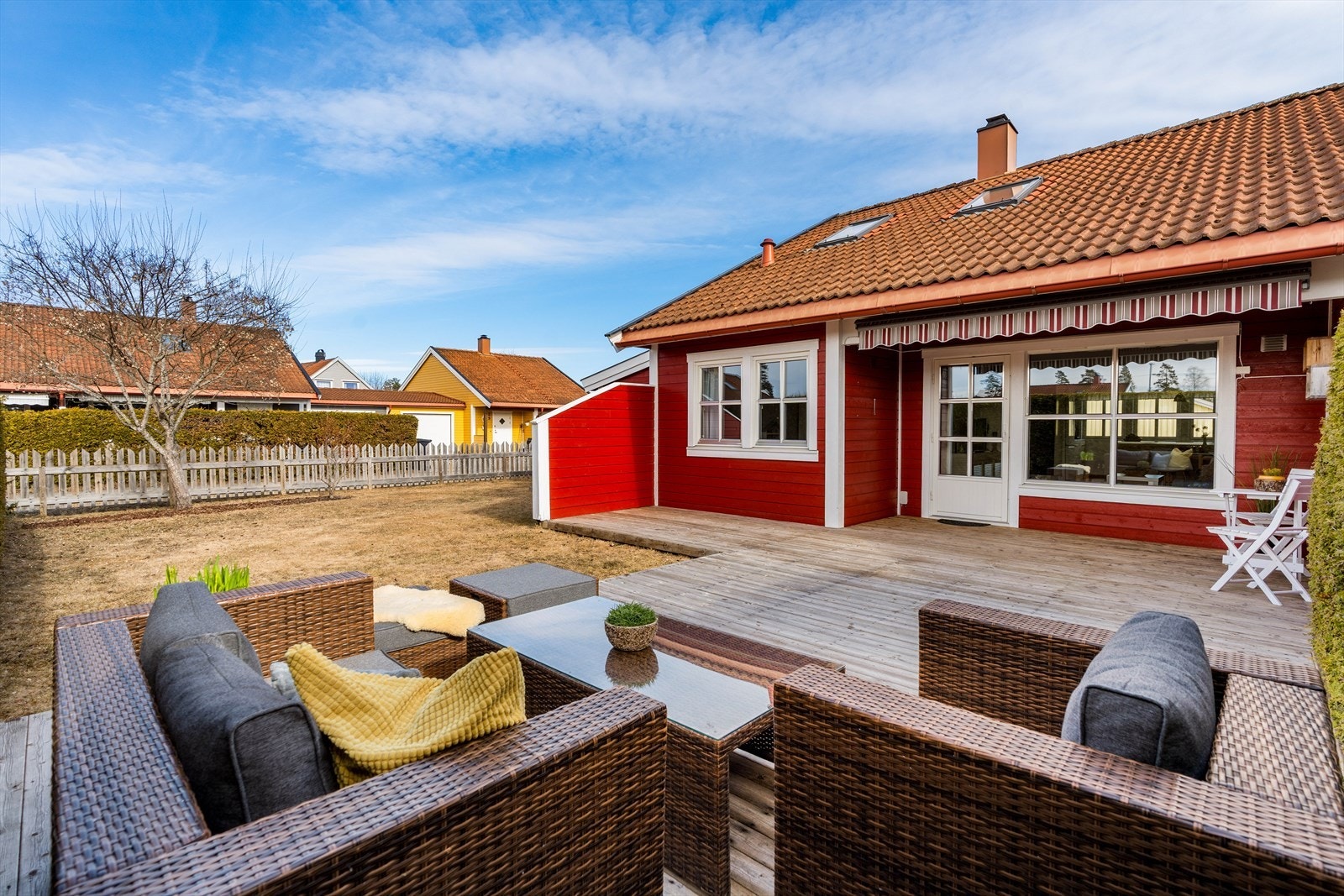 Deler av terrassen er overbygd og det er levegger mot naboene som sørger for ekstra skjerming. Galleribilde