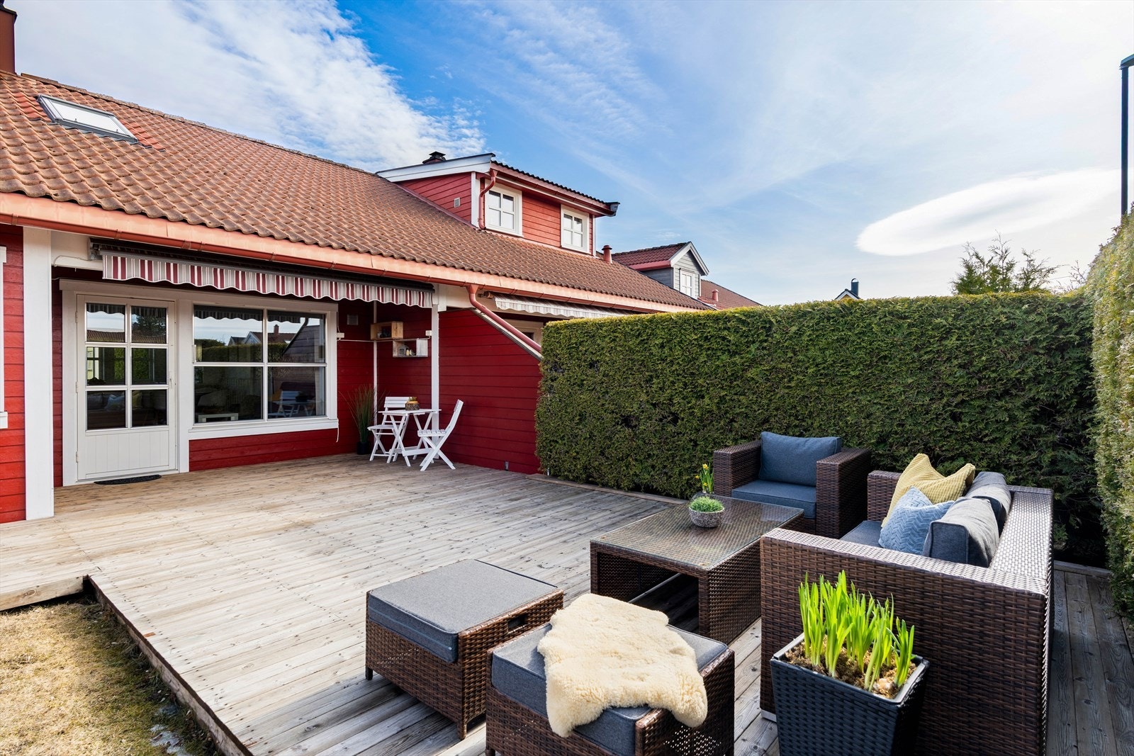 Flott skjermet uteplass med stor platting på 34m². Utvendig solskjerming, utebelysning og solrik hage. Galleribilde