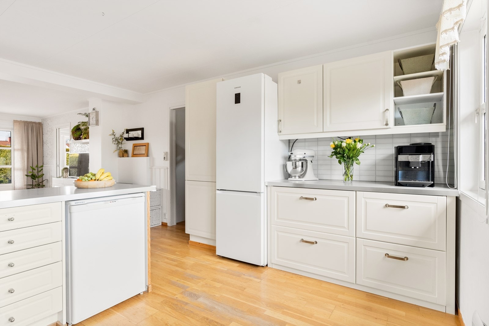 Flere gode skap og skuffer på andre delen av kjøkkenet Galleribilde