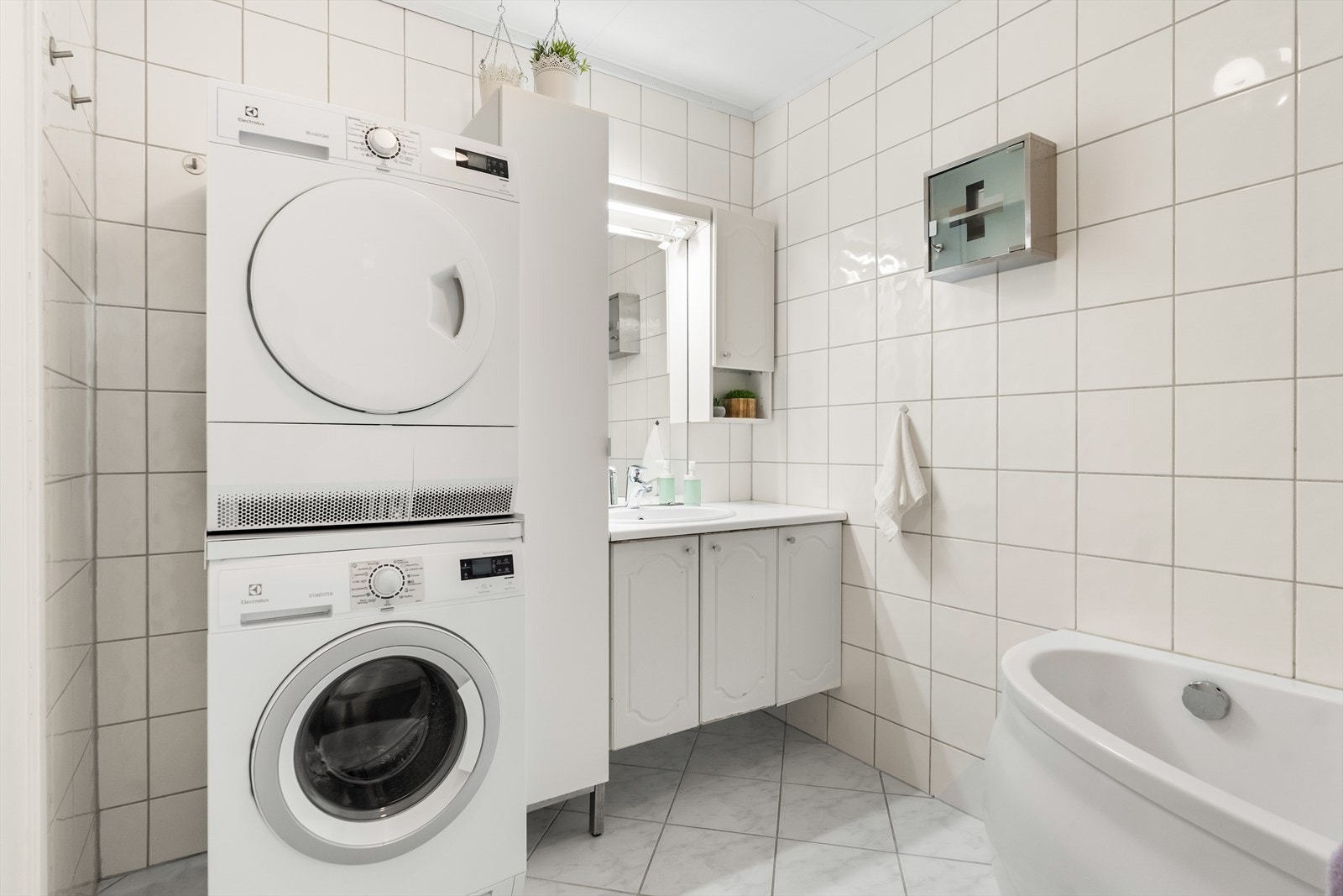 Baderom med opplegg for både vaskemaskin og tørketrommel Galleribilde