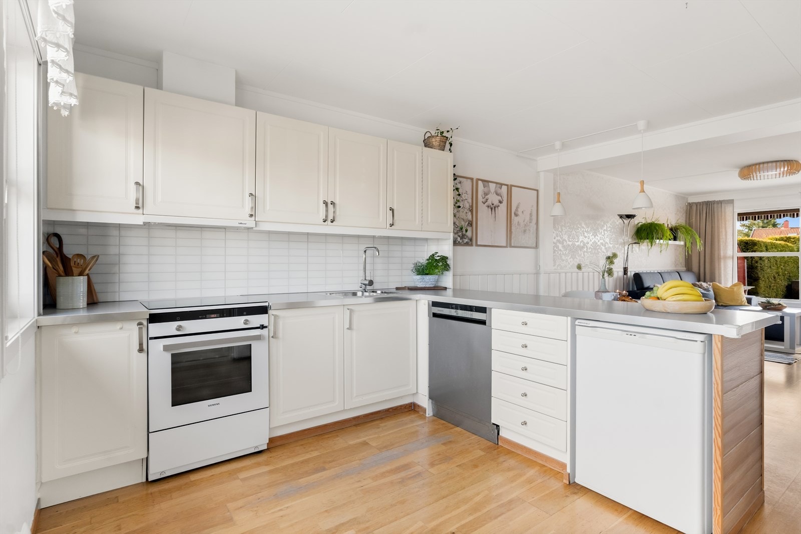 Innredningen har rikelig med underskap, overskap, belysning over benk. Galleribilde