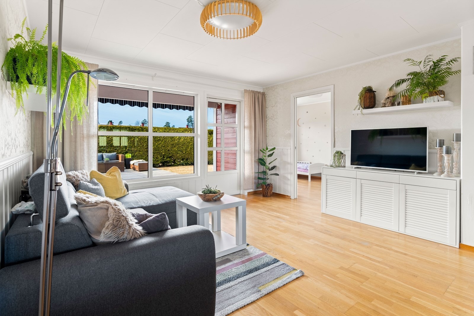 Fra stuen har du tilgang til en lun og skjermet terrasse på ca 38 kvm! Galleribilde