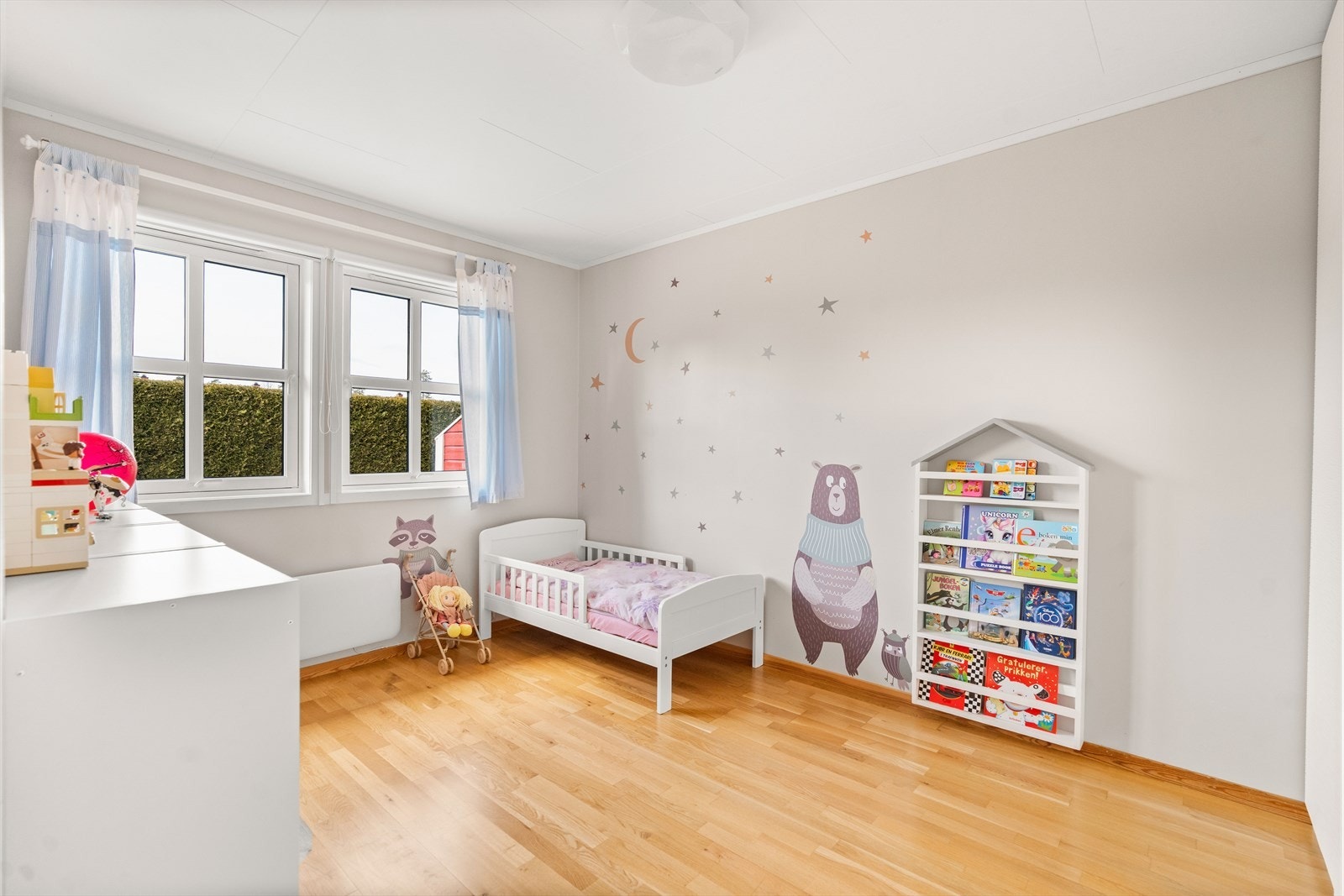 Soverom i 1.etg av god størrelse - Store vindusflater som gir bra med lysinnslipp Galleribilde