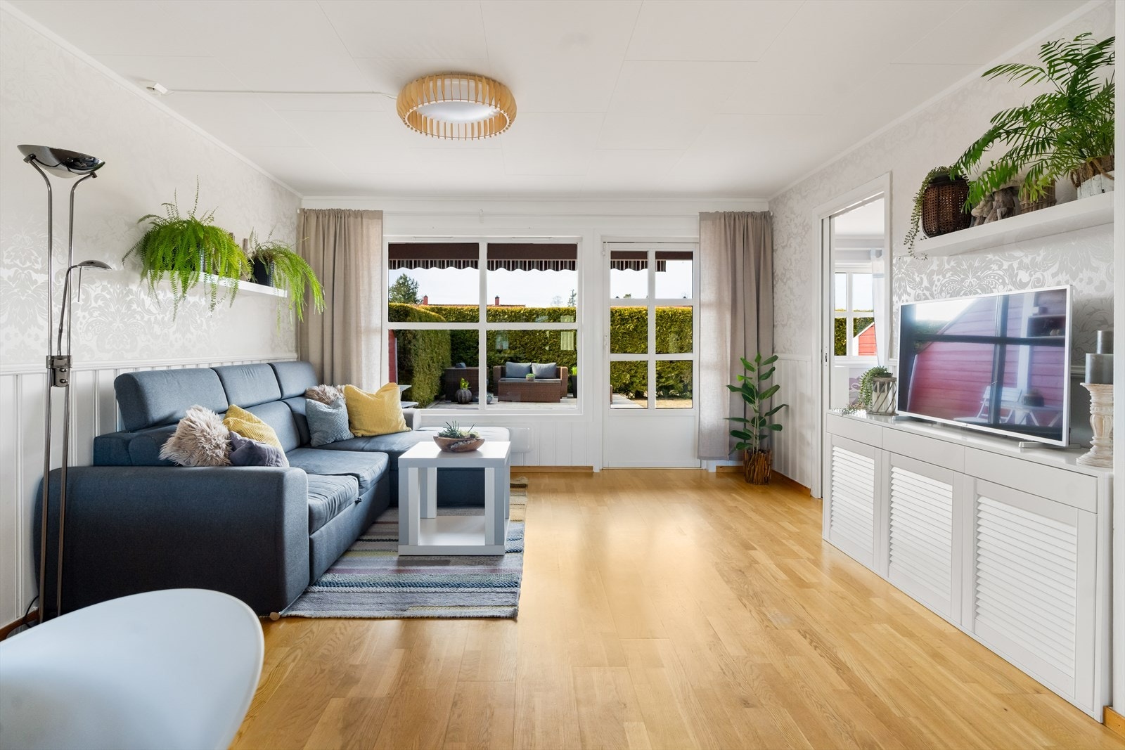 Et sosialt og hyggelig rom med god plass til sofa- og spisegruppe med tilhørende møblement. Galleribilde