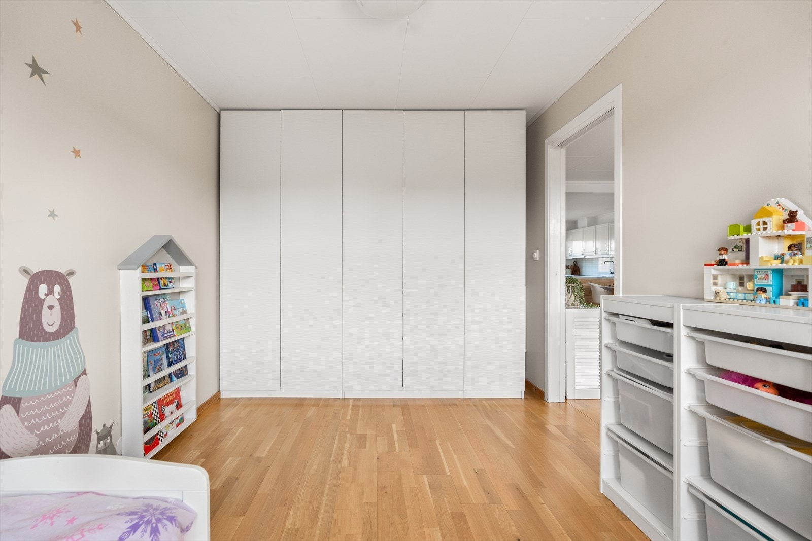 Stort garderobeskap med plass til mye klær Galleribilde