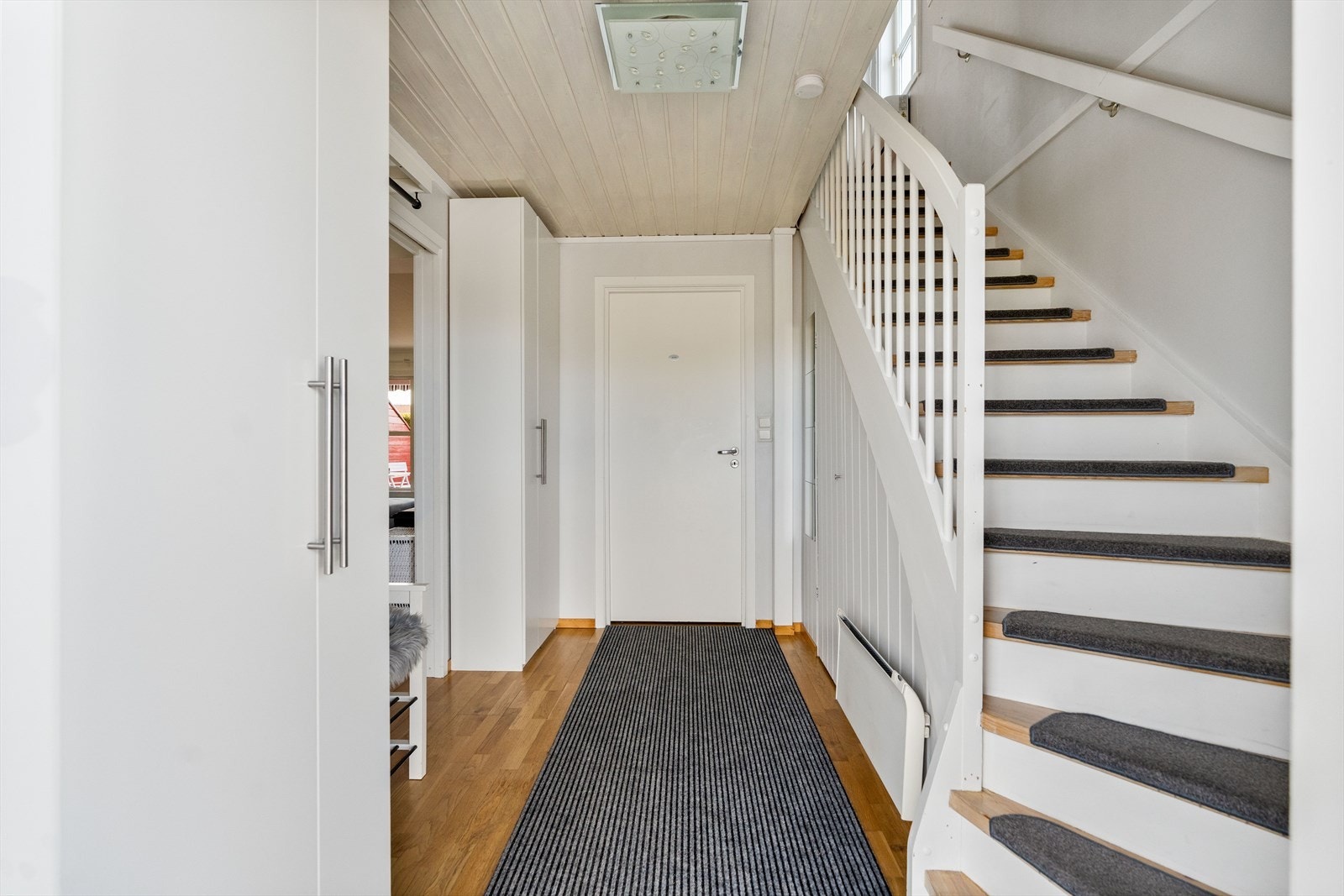 Lys entré som gir et godt første inntrykk. Baderom lett tilgjengelig for barn som har lekt ute. Galleribilde