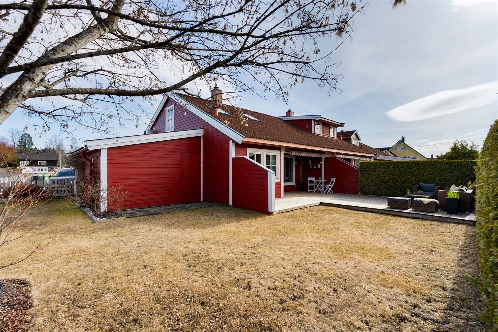 Hagen er delvis inngjerdet med hekk og tuja. Veldig trygt for barn og dyr. Galleribilde