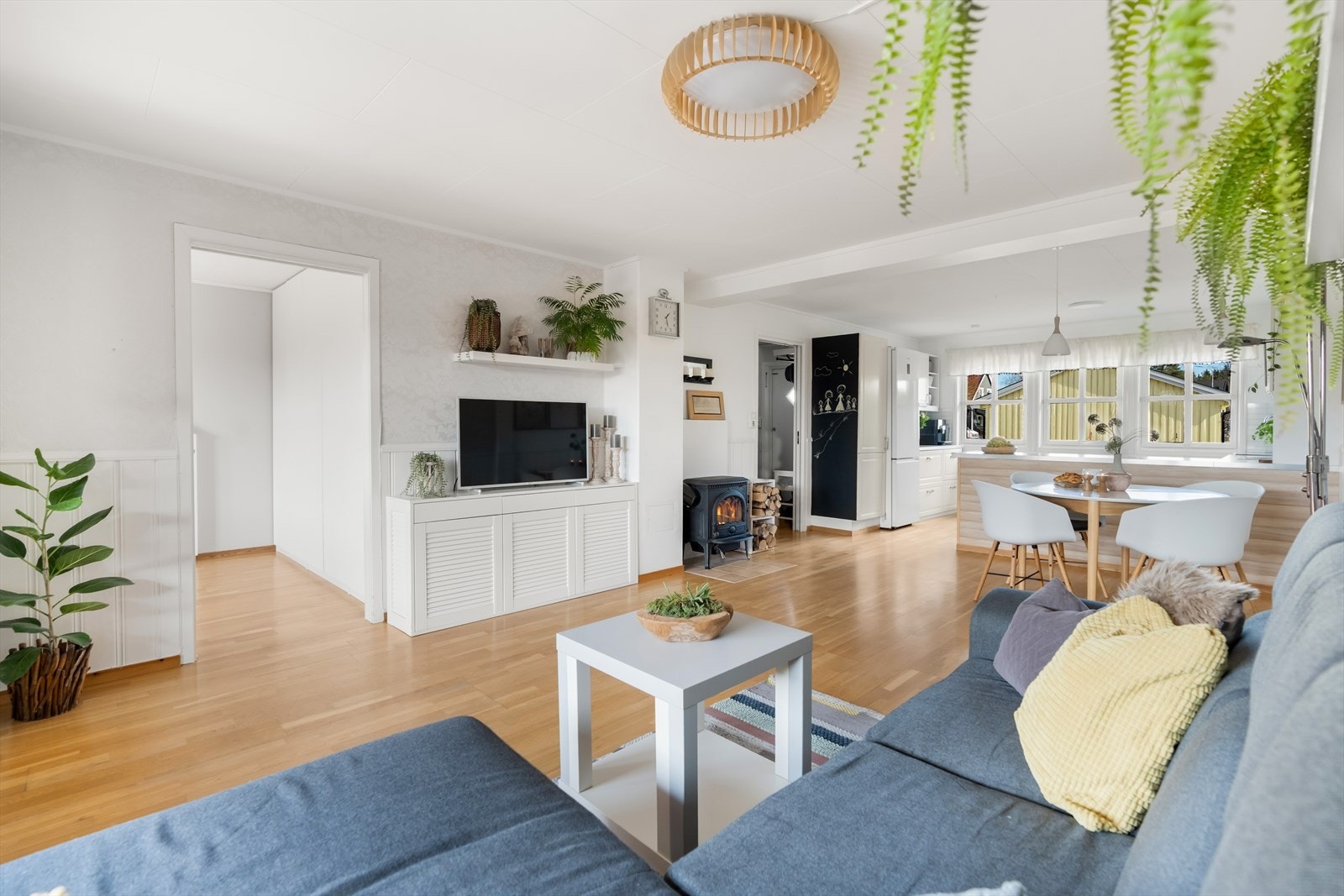 Stuen og kjøkkenet ligger med åpen løsning, og sammen utgjør de et sosialt og delikat rom med funksjonelle arbeidsflater Galleribilde