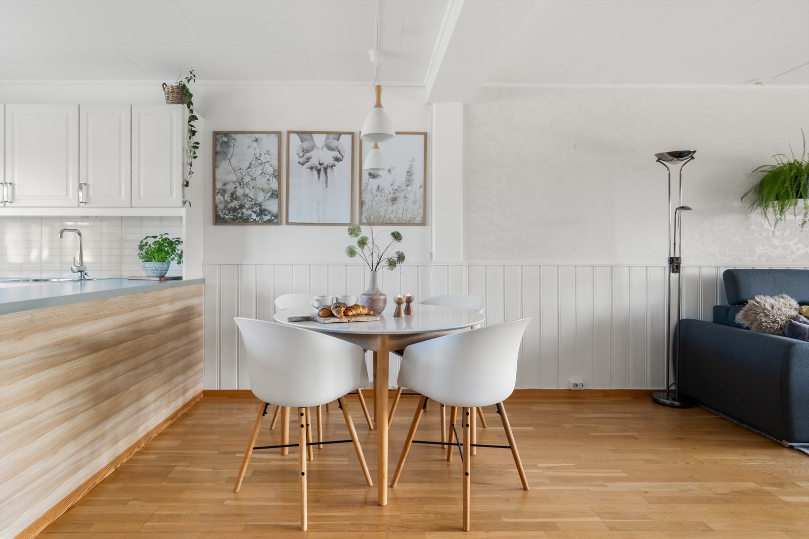 Dette er en sosial kjøkkenløsning der også kokken kan ha god kontakt med dem som måtte vente ved middagsbordet! Galleribilde