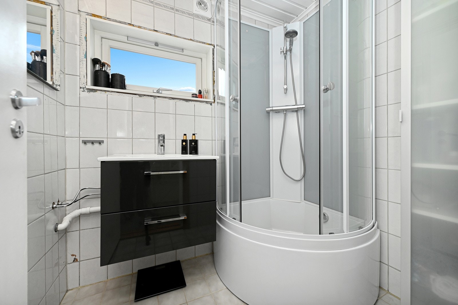 Baderommet ligger i 1. etasje Galleribilde