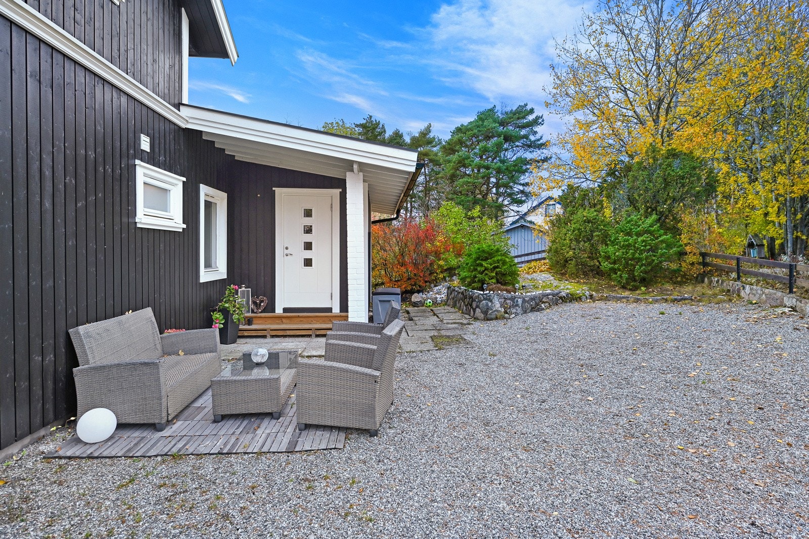 Eiendommen har flere fine uteplasser Galleribilde