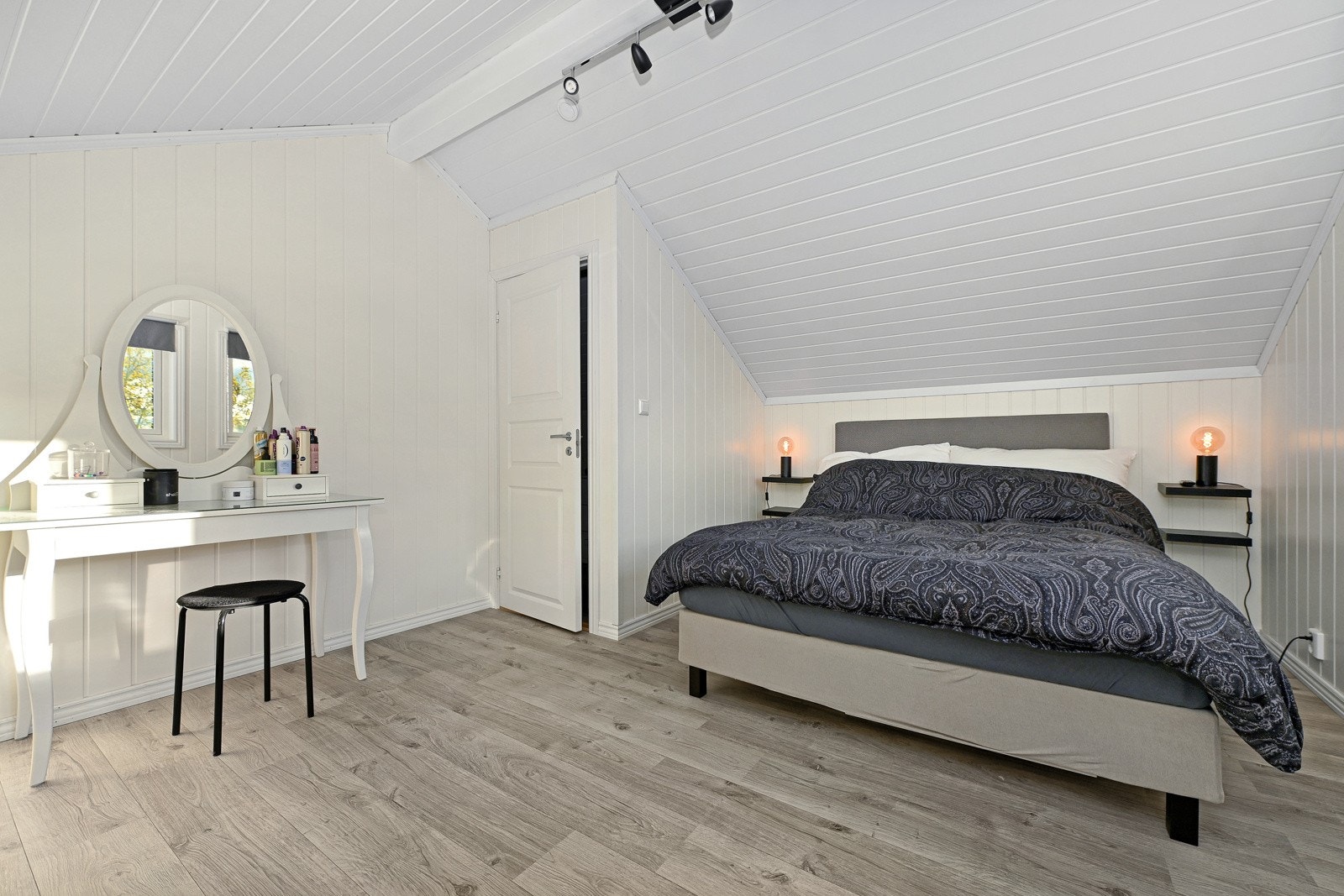 Dette er ett av husets tre soverom Galleribilde