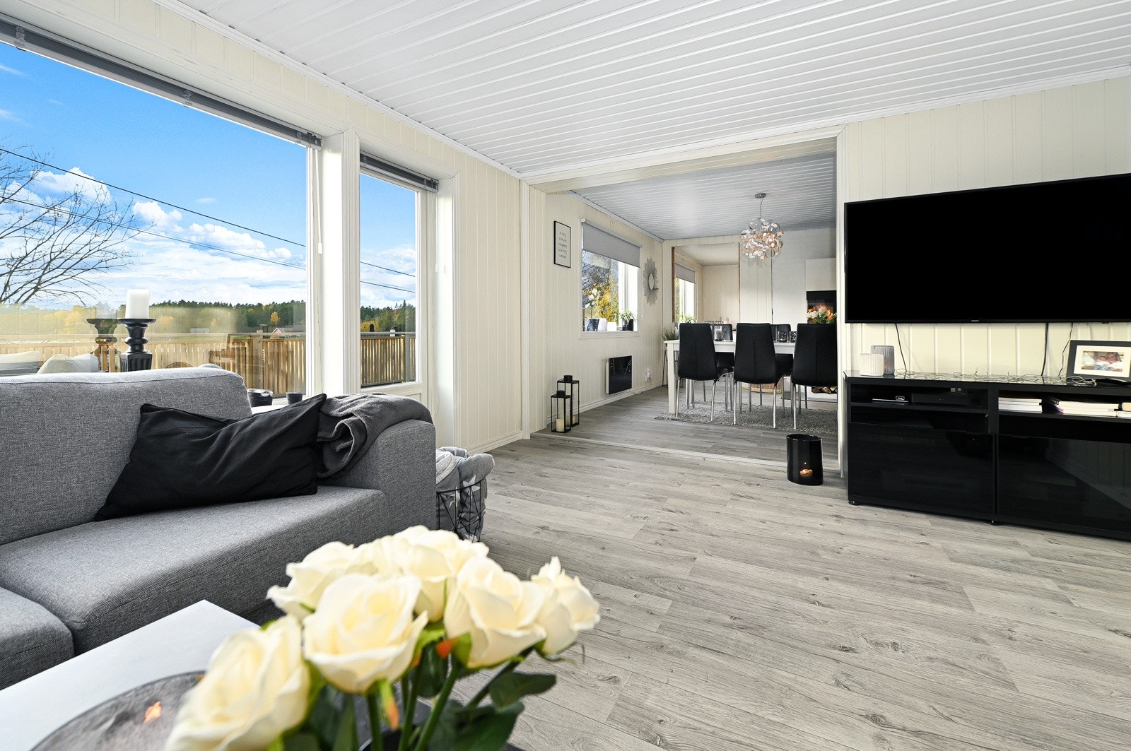 Stuen har sofaavdeling... Galleribilde