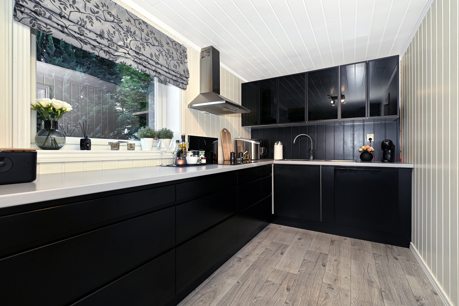 Stilige, sorte overflater Galleribilde