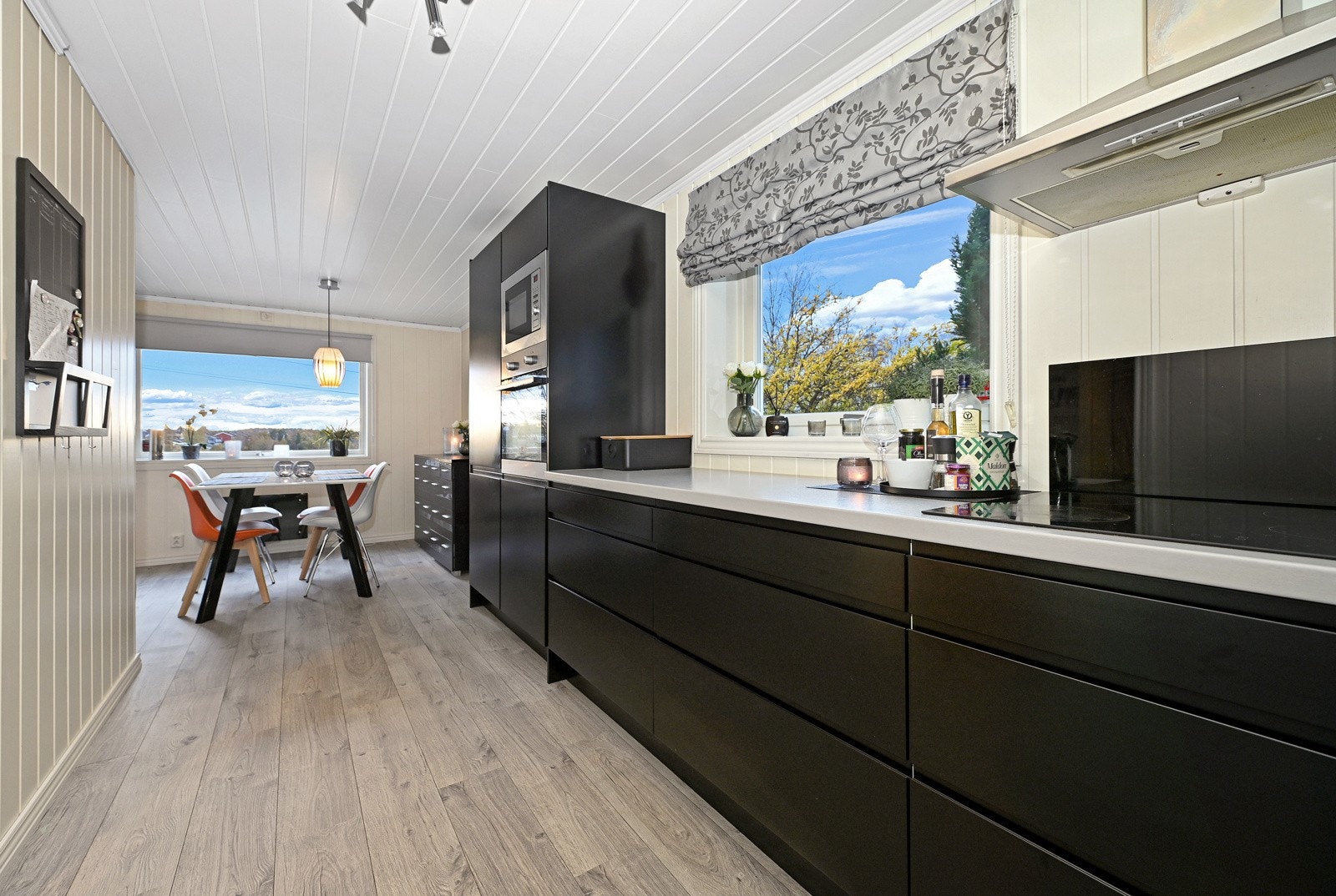 Rikelig med skap- og benkeplass Galleribilde