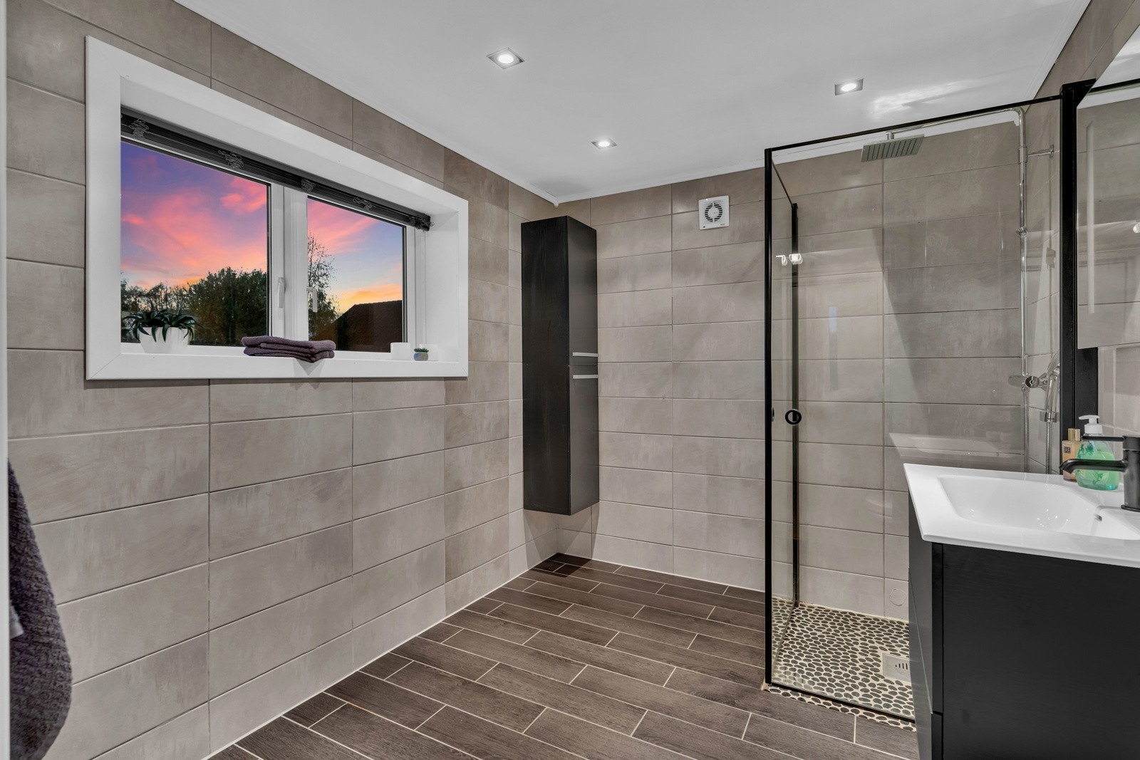 Flott bad med morderne utseende. Galleribilde