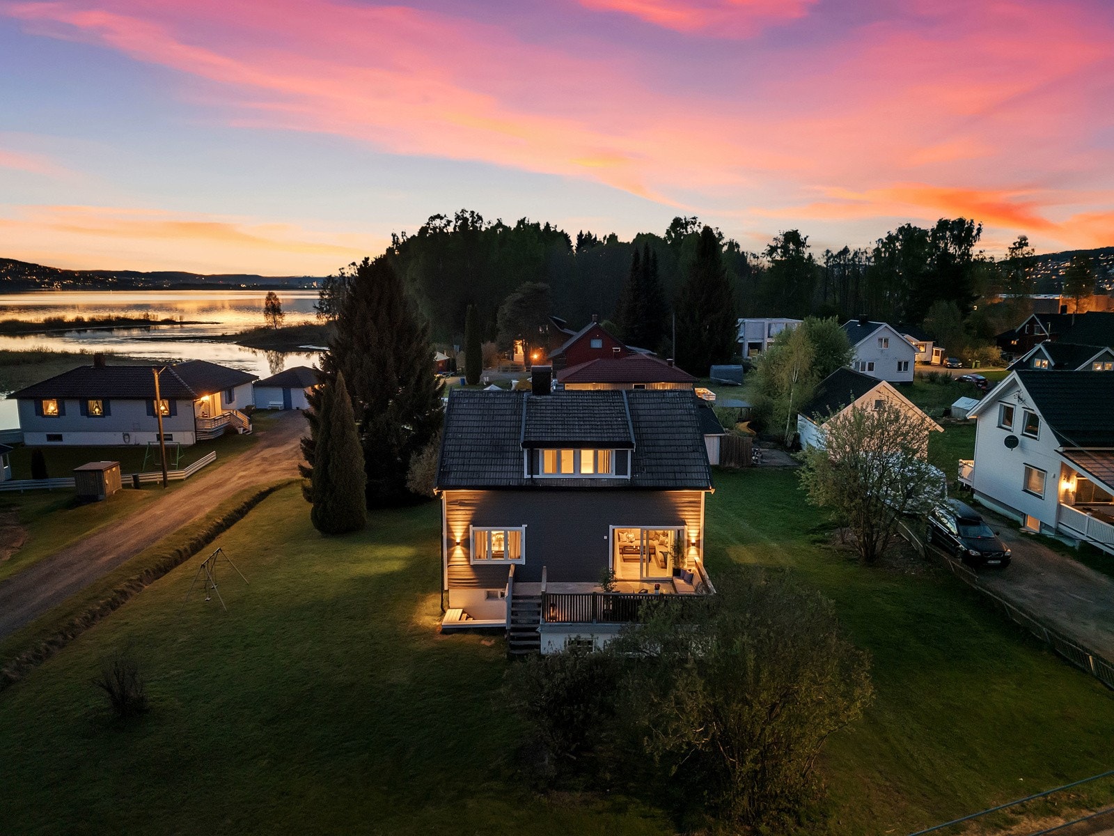 Eiendommen har en fin plassering på Banken i Fetsund. På denne tomten er det god boltreplass for både store og små. Dette er et flott sted hvor barn kan vokse opp i trygge omgivelser. Galleribilde