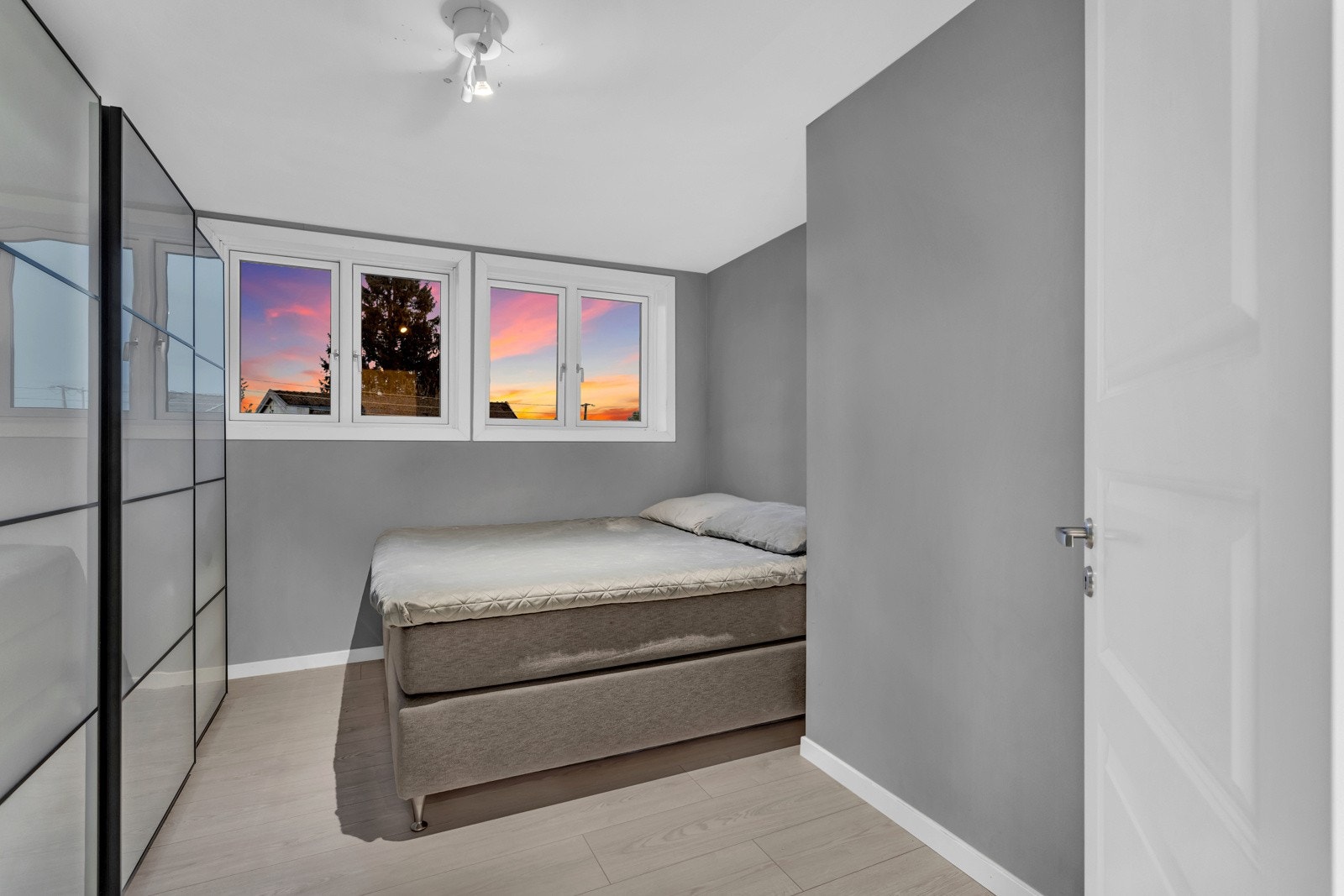 Romslig soverom med plass til stor seng og garderobeskap for oppbevaring av tøy og diverse. Galleribilde