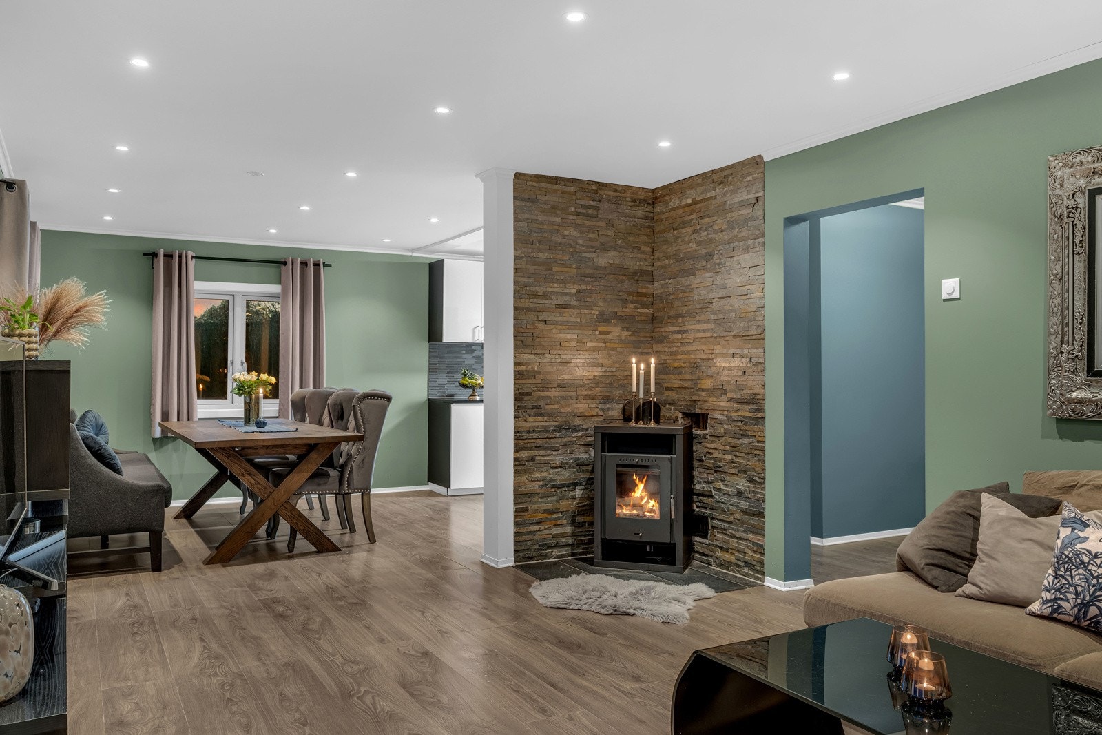 Stuen har en flott peisovn som gir godt med varme. Galleribilde