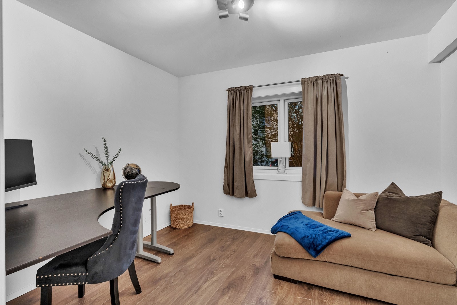 Soverom brukt som kontor. Galleribilde