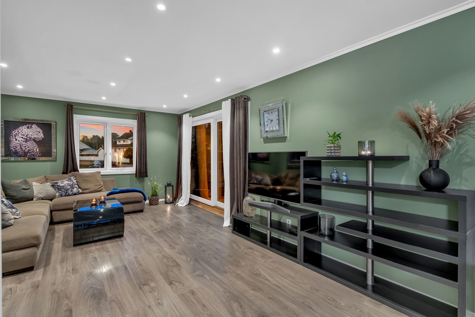 I stuen har du god plass til å innrede med ulike møbler slik som sofa, vitrineskap, tv- og benk, m.m. Galleribilde