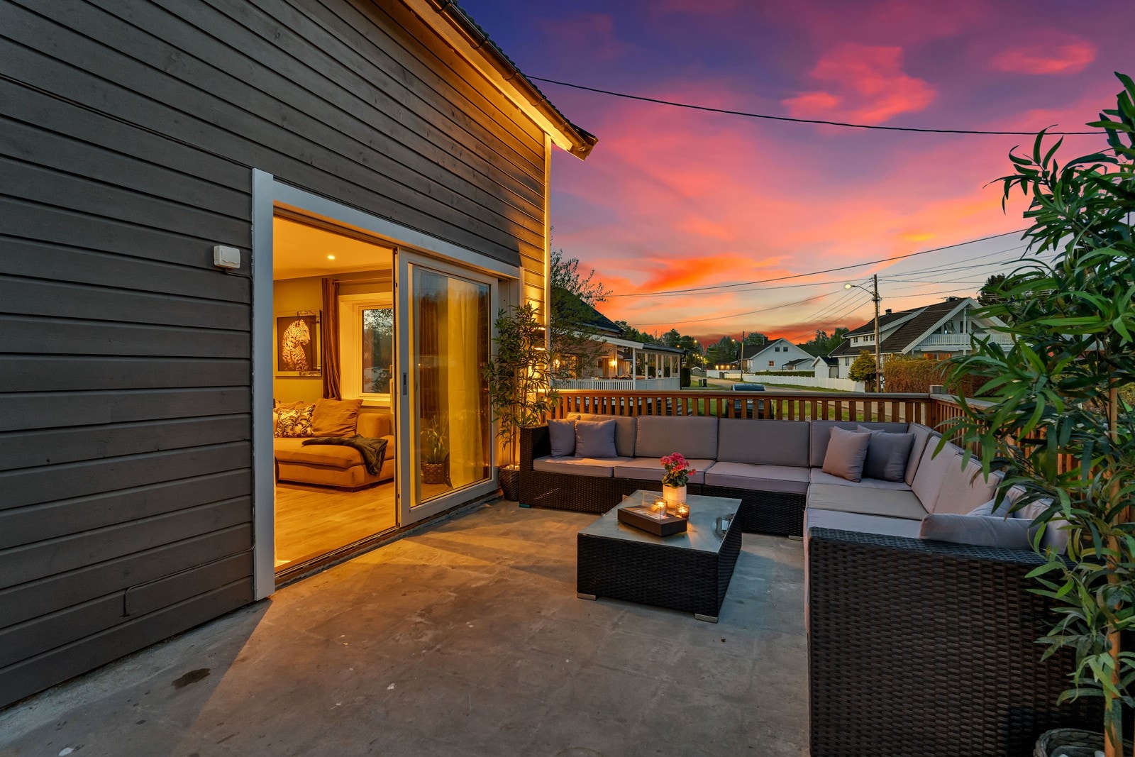 Fra stuen har du adkomst til en flott terrasse med god plass til sittegruppe, bord og grill. Galleribilde