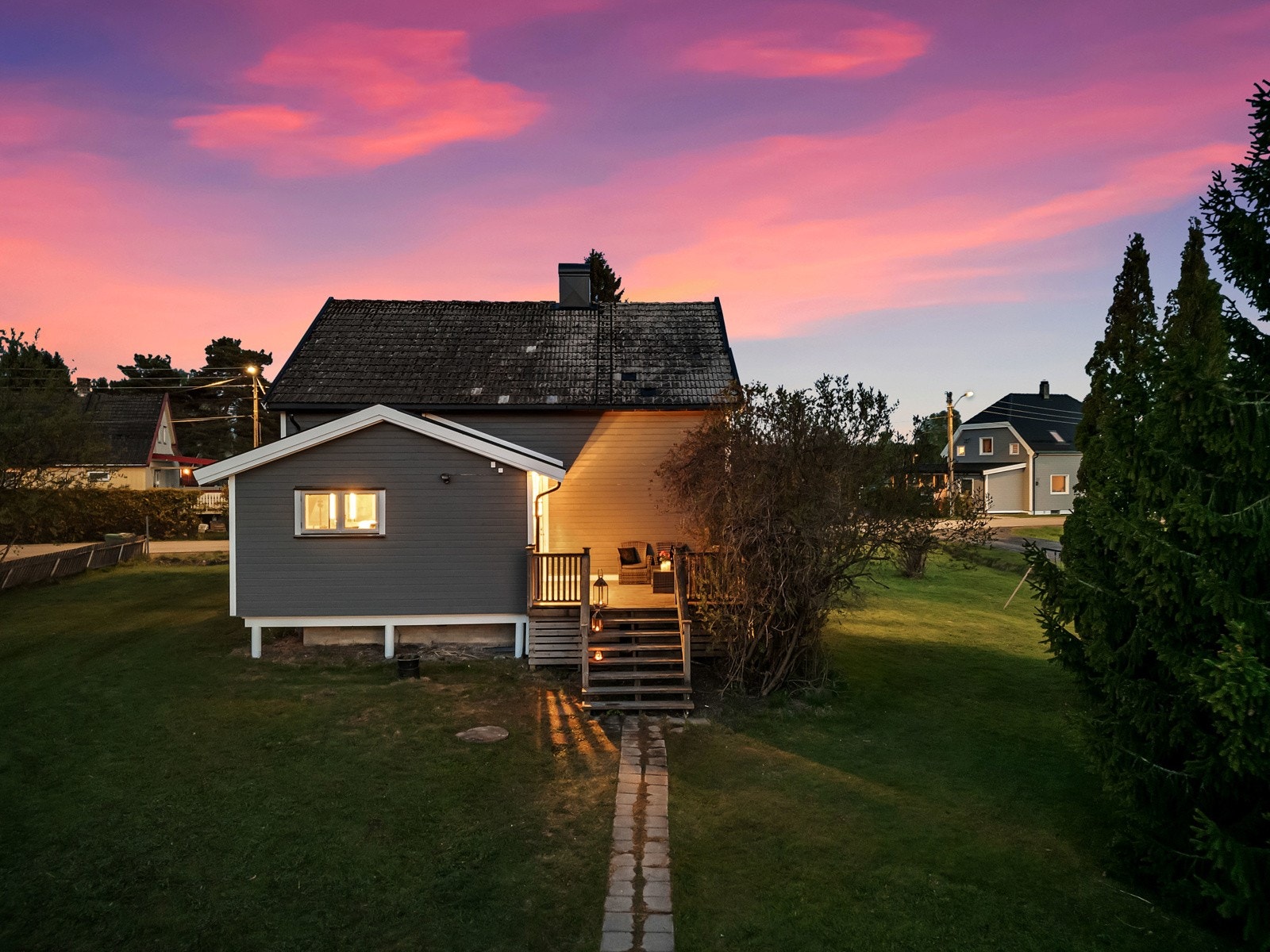 Fra boligen bruker du kun ca. 10 minutter med bil til Lillestrøm sentrum hvor de har alt av fasiliteter. Galleribilde