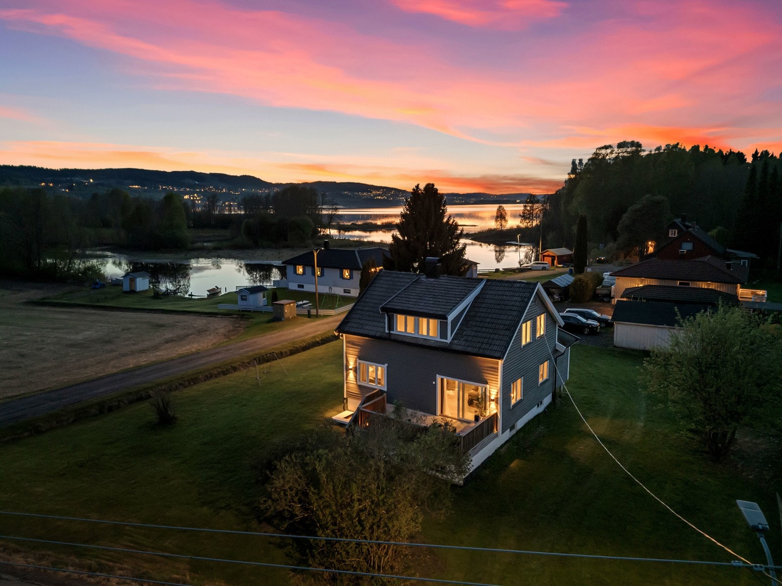Natur- og friluftsentusiaster vil sette pris på de utallige tur- og sykkelstiene som snor seg langs Glomma-elven, og som gir muligheter for avslappende turer eller aktive utflukter i det vakre landskapet. Galleribilde