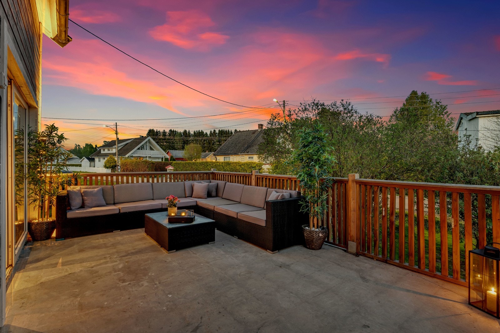 Stor og flott uteplass med plass til diverse utemøbler. Galleribilde