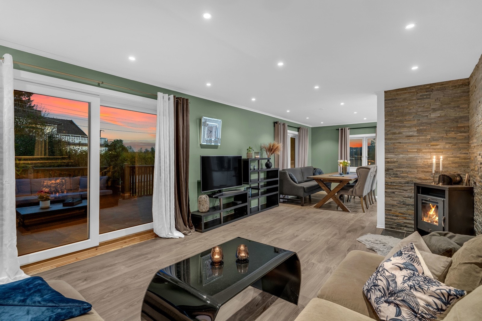 Romslig stue som byr på flere ulike møbleringsmuligheter. Galleribilde