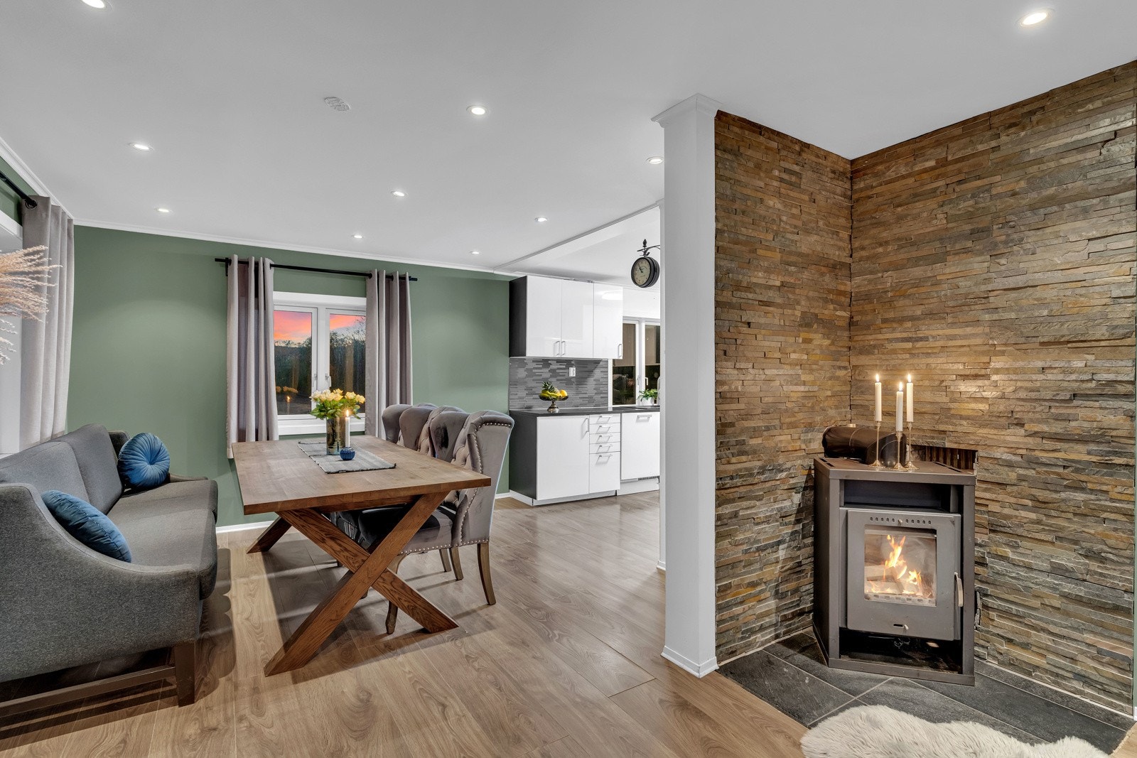 Flott med peisovn på kaldere årstider. Galleribilde