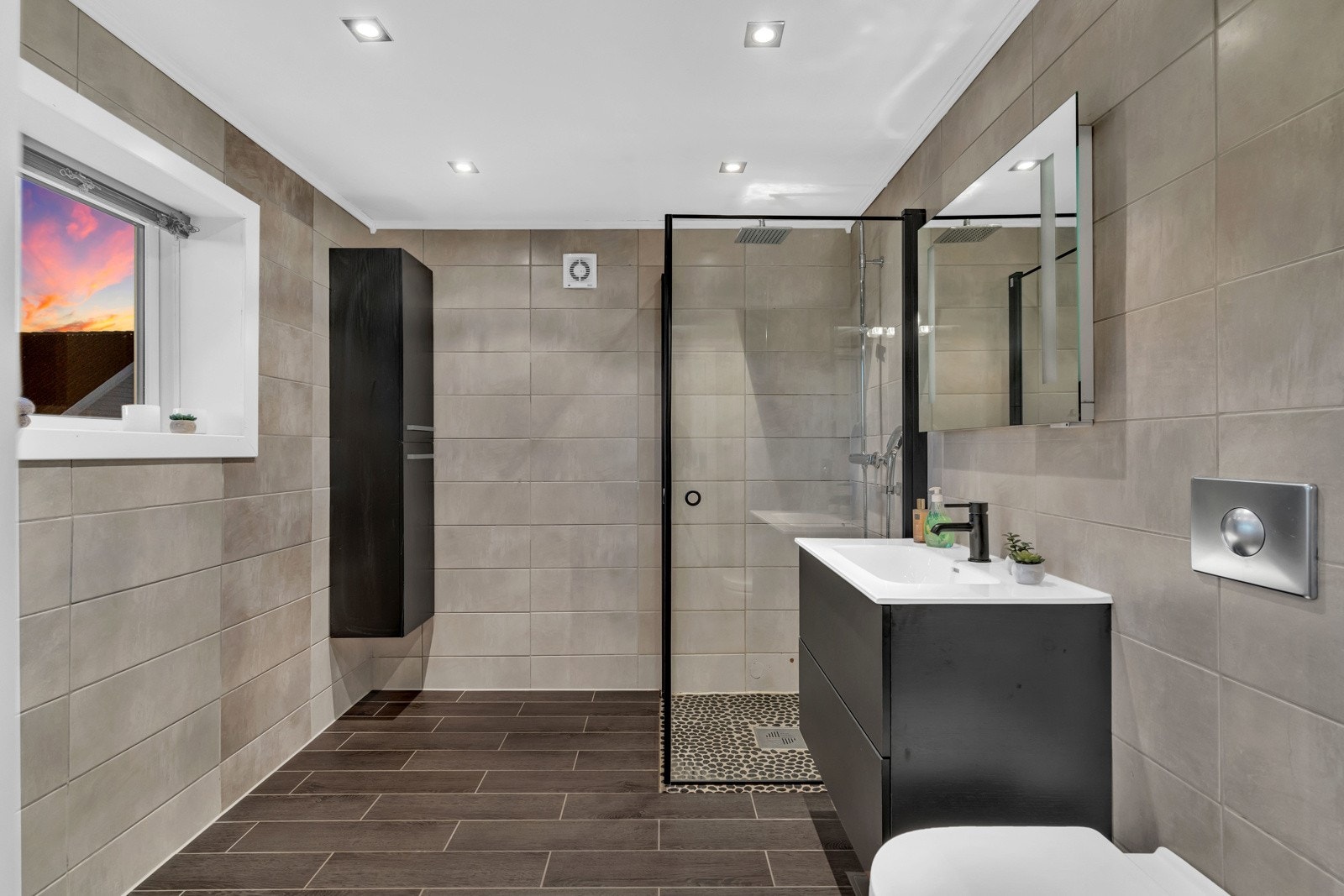 Pent bad med baderomsinnredning, dusj og toalett. Galleribilde