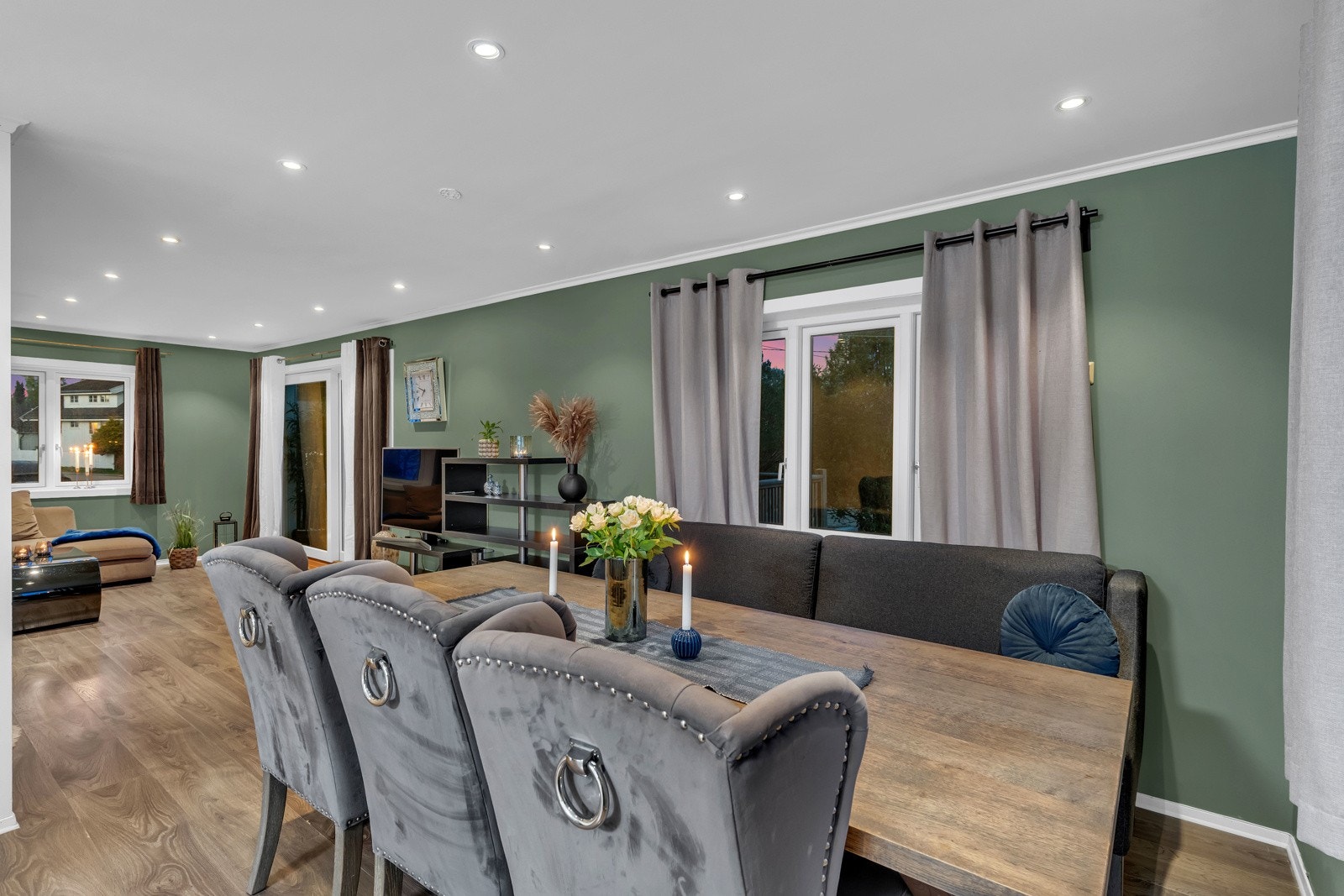 Det er spotter i taket som gir rikelig med belysning. Galleribilde