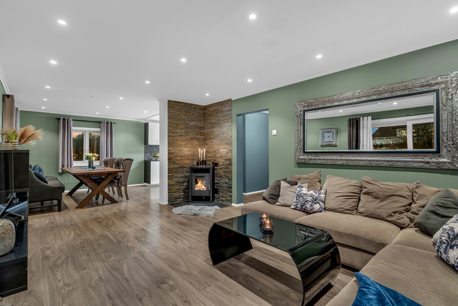 Stue og spisestue sammen skaper et hyggelig allrom for store og små. Galleribilde