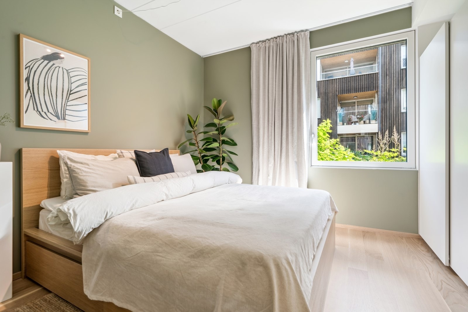 Hovedsoverom med store vinduer og garderobe Galleribilde