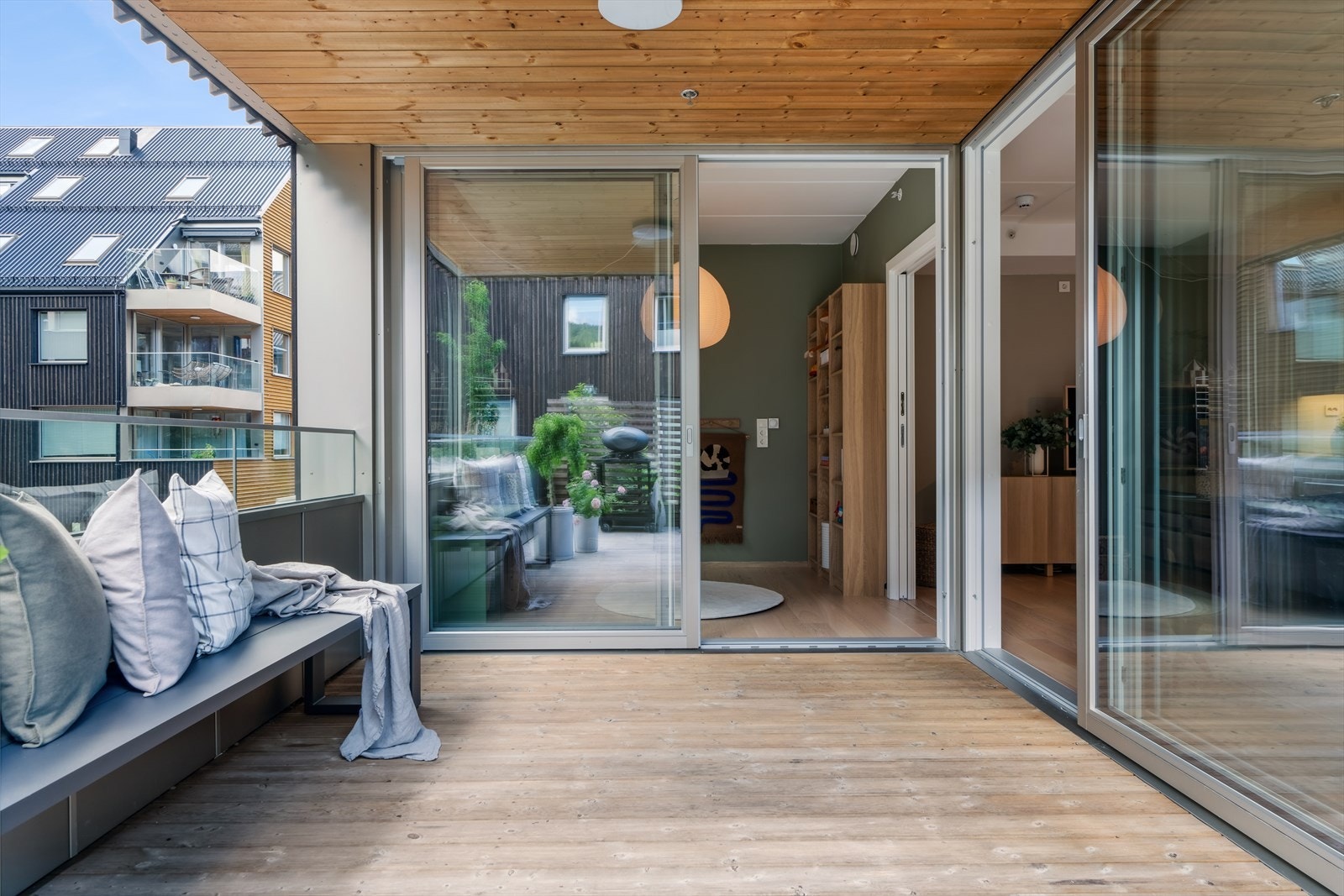 Terrasse med tilgang til stue og soverom/kontor/bibliotek Galleribilde
