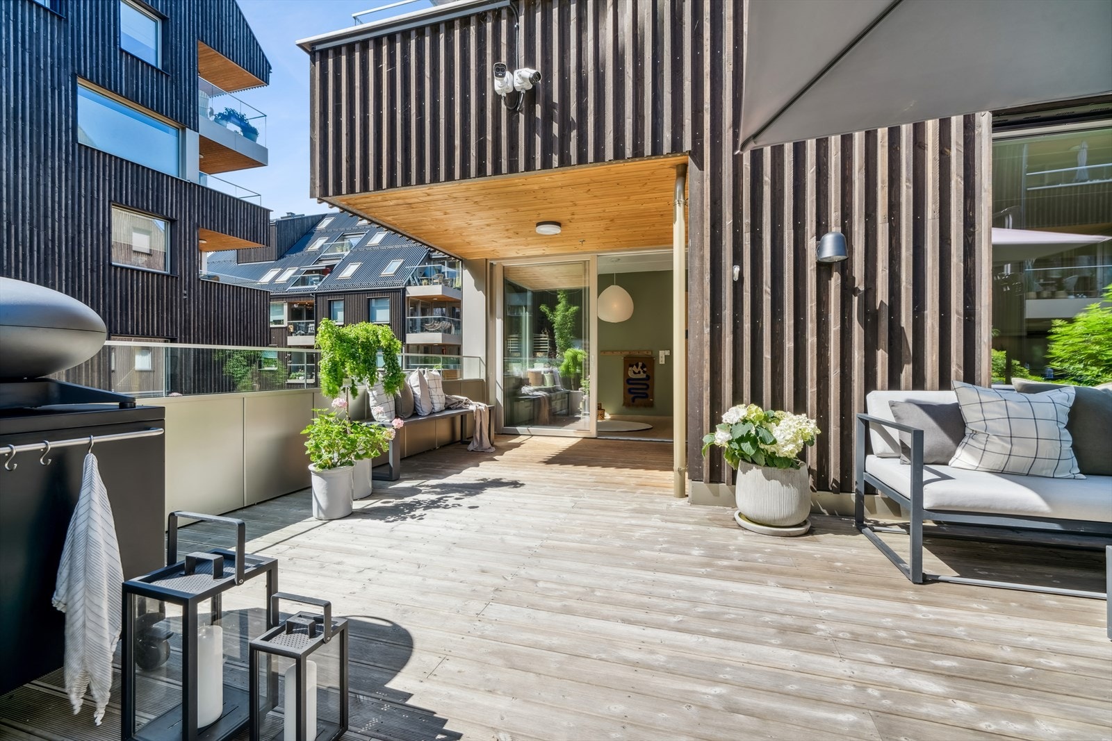 Stor terrasse med plass til utemøbler og grill Galleribilde