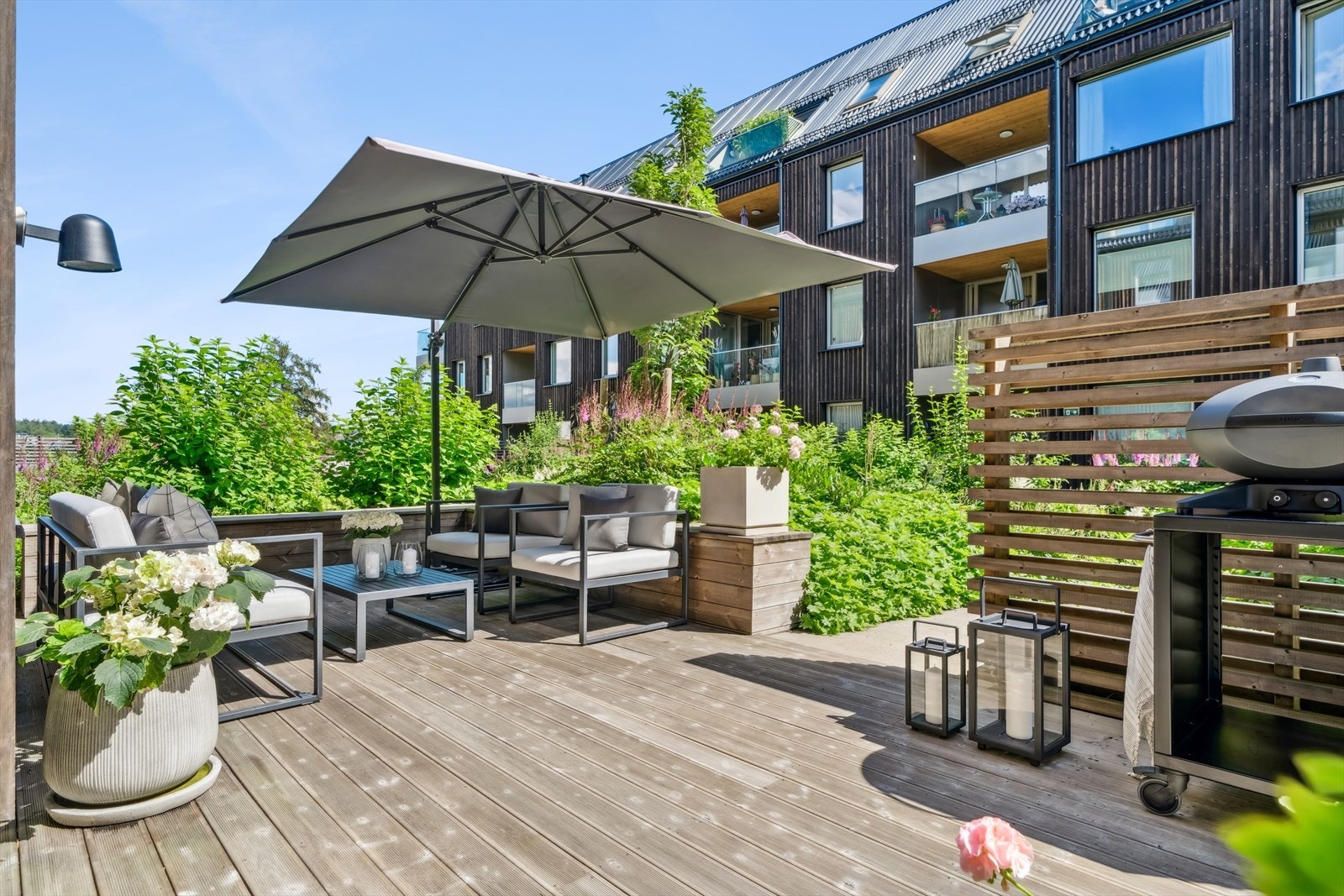 Terrassen har utgang til trivelig beplantet fellesterrasse. Galleribilde