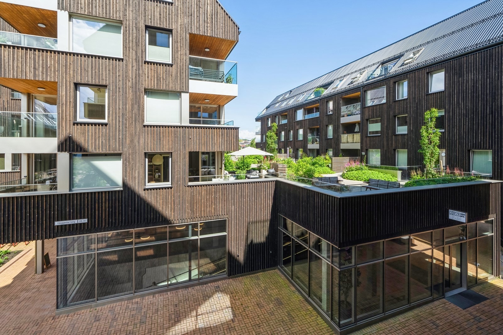 Moderne leilighetsbygg med grønne omgivelser Galleribilde
